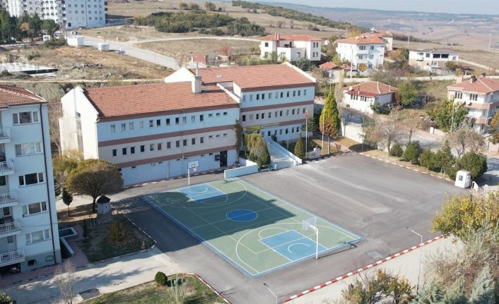 Okul bahçelerinde asfaltlama çalışmaları devam ediyor