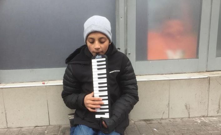 Okul masraflarını karşılayabilmek için sokaklarda melodika çalıyor