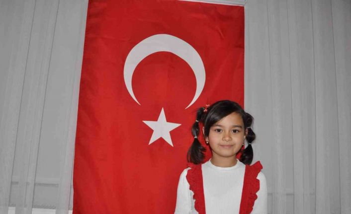 Okuma yazma bilmiyor ama İstiklal Marşı’nın 10 kıtasını ezbere okuyor