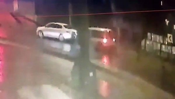 Önce motosiklete sonra otomobile çarptı, bir şey olmamış gibi yoluna devam etti
