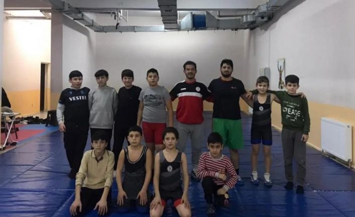 Osmaneli’de miniklere güreş eğitimi