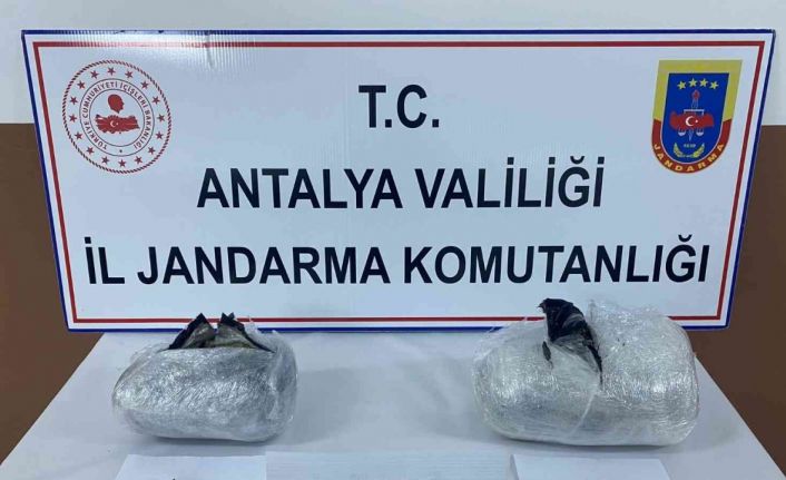 Otobüsteki yolcunun çantasından 3 kilogram 600 gram esrar çıktı