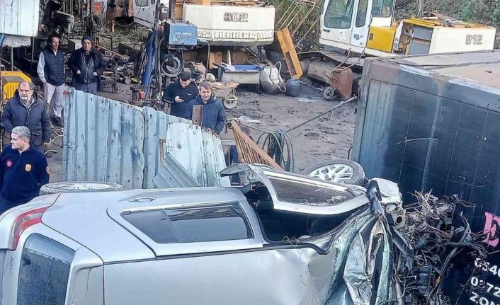 Otomobil alt yola uçtu, hurdaya dönen araçta sürücü yaralandı