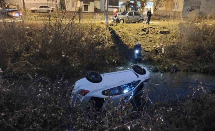 Otomobil dere yatağına uçtu: 2 yaralı