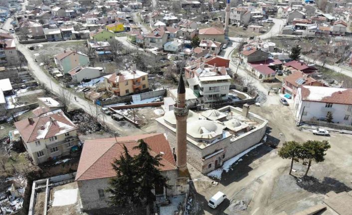 (ÖZEL) Karamanoğlu Mehmet Bey’in yaptırdığı 800 yıllık cami halen ayakta