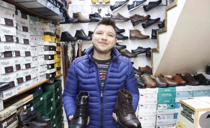 (ÖZEL) Kışlık ayakkabılar esnafın elinde kaldı