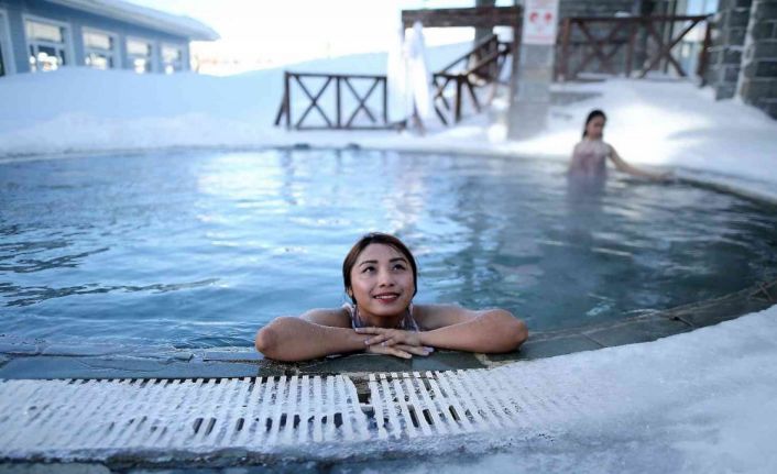 (Özel) Uludağ’a gelen turistler dondurucu soğukta sıcak havuzun keyfini çıkartıyor