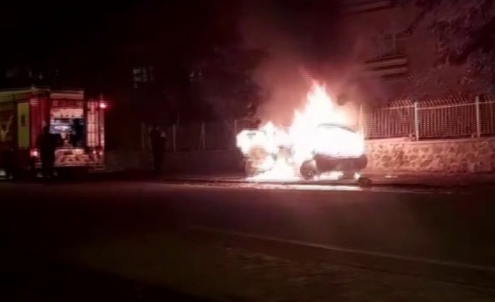 Park halindeki araç yandı