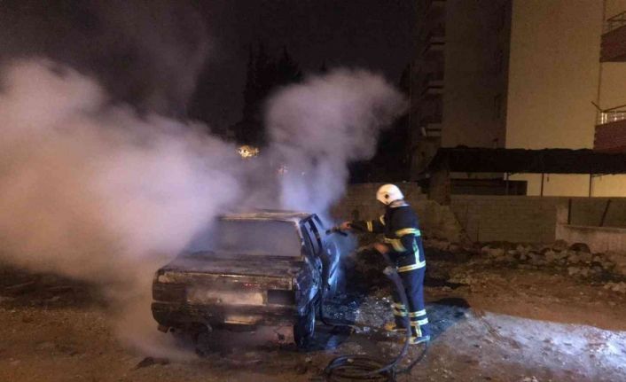 Park halindeki otomobil kundaklandı