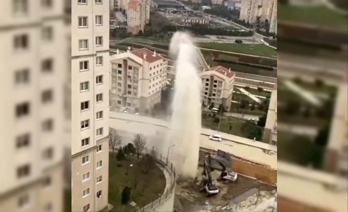 Patlayan su borusundan fışkıran tazyikli su apartman boyutuna ulaştı