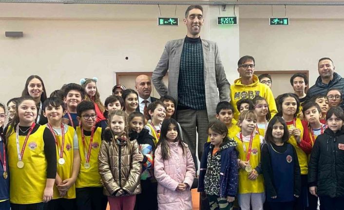 Peribacalarına gelen ’dünyanın en uzun insanı’ Sultan Kösen: "Burada benden daha uzunu var"