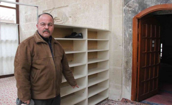 Polis, 10 günlük bebeği cami kapısına terk eden anneyi arıyor