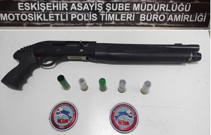 Polis 3 silahı ele geçirip 4 şahsı yakaladı