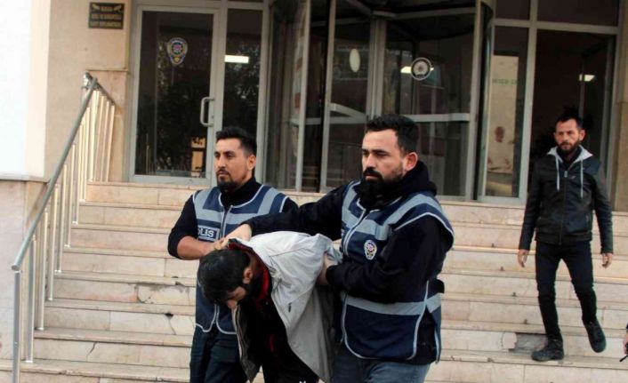 Polisten kaçmak için dolabın üzerinde bavulların arkasına saklandı