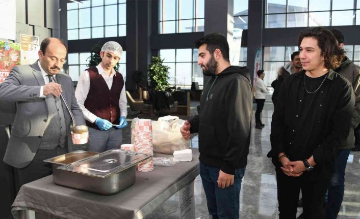 Rektör Çakmak’tan öğrencilere çorba ikramı
