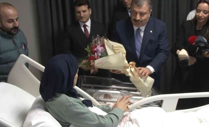 Sağlık Bakanı Fahrettin Koca yeni yılın ilk bebeklerinin ailelerini tebrik etti
