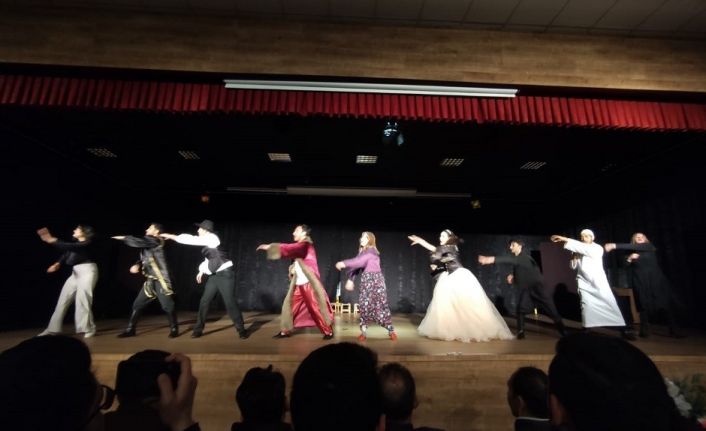 Sahne Tiyatrosu, Erzincan’da 2023 yılının üçüncü tiyatro perdesini açtı