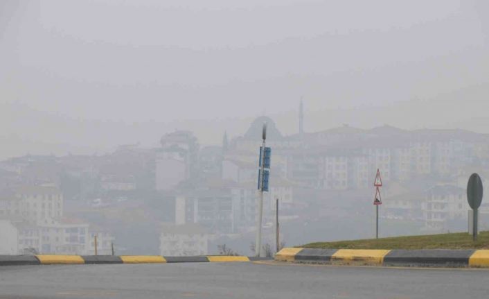 Şehre sis çöktü, yüksek kesimlerde bulunan evler görünmez hale geldi