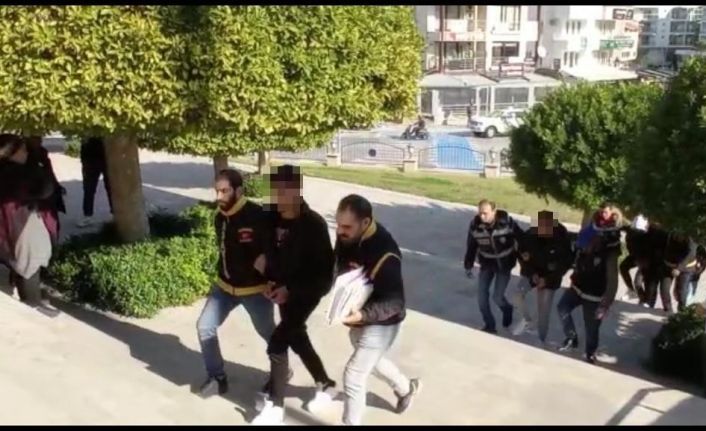 Selam kavgasında kafasından silahla yaralandı