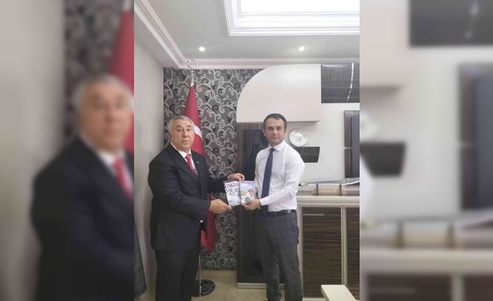 Serdar Ünsal “Yüreğim İrevan’da Kaldı “romanını Vali Yardımcısı Abdulkadir Şahin’e hediye etti