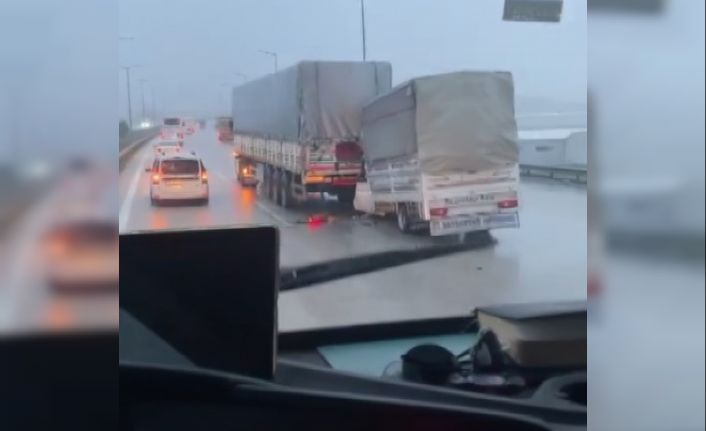 Seyir halindeki tıra arkadan çarpan kamyonetin sürücüsü hayatını kaybetti