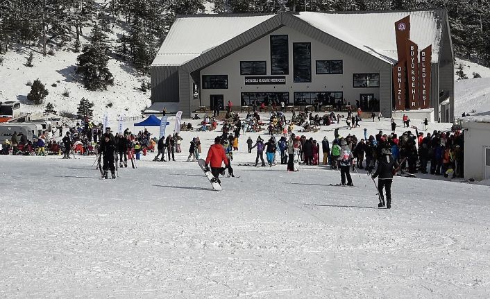 Sezonun en erken açan Denizli Kayak Merkezi yerli ve yabancı turistlerin akınına uğradı