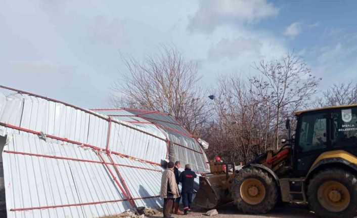 Şiddetli rüzgarlar sebebiyle ağıl çöktü