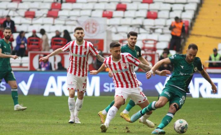 Spor Toto Süper Lig: FTA Antalyaspor: 1 - Giresunspor: 1 (İlk yarı)