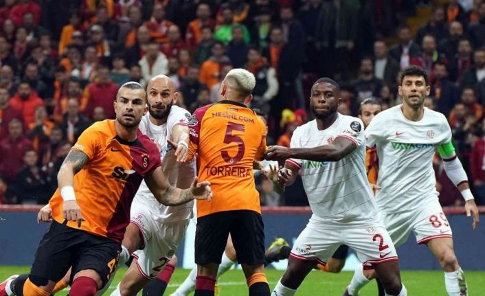 Spor Toto Süper Lig: Galatasaray: 0 - Antalyaspor: 0 (İlk yarı)