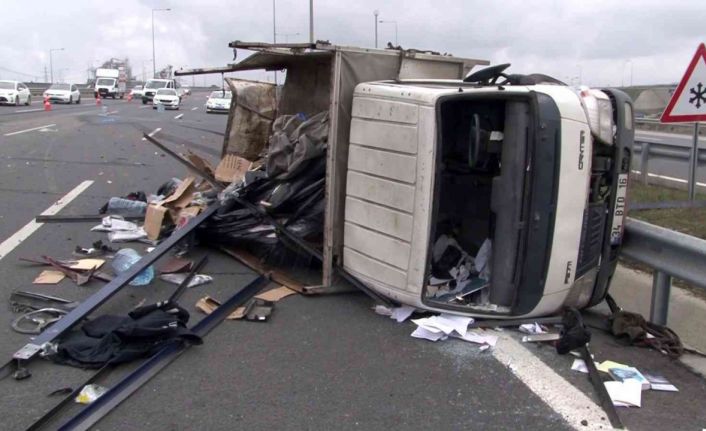 Sultangazi Kuzey Marmara Otoyolu’nda tır, ani fren yapan kamyona çarptı: 1 yaralı