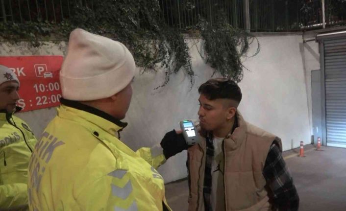 Sürücü alkollü yakalandı, arkadaşı beddua yağdırdı