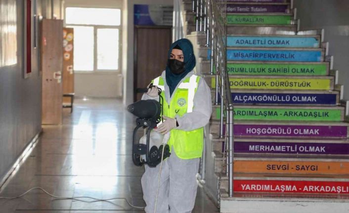 Talas’taki okullarda yarıyıl tatili temizliği