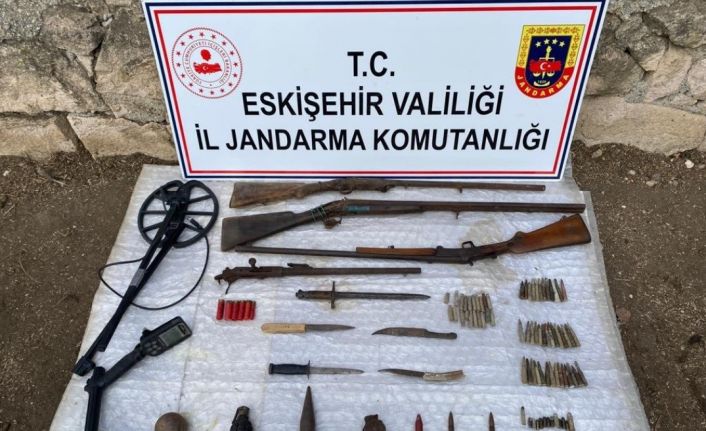 Tarihi eser kaçakçılığı şüphelisinin evinden cephanelik çıktı