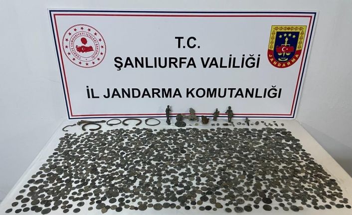 Tarihi eser operasyonunda 6 bronz heykel ile 2 bin 104 sikke ele geçirildi