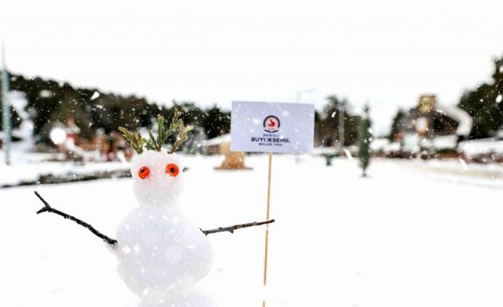 Teleferik beyaza büründü, kayak merkezinde kar kalınlığı 1 metreyi aştı