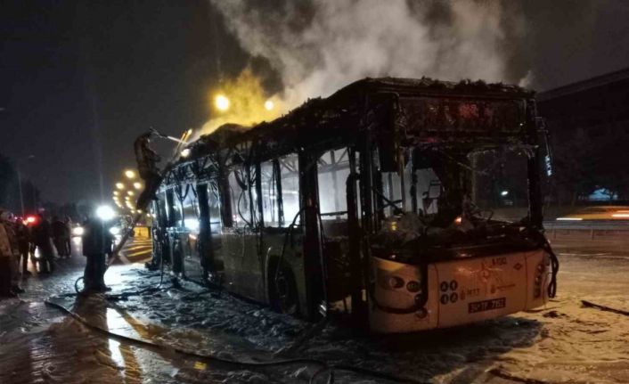 TEM Otoyolunda alev alev yanan İETT otobüsünde patlamalar meydana geldi