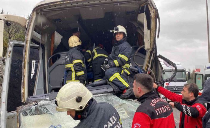 TEM’de işçi servisi önce tıra sonra bariyerlere çarptı: 4 yaralı