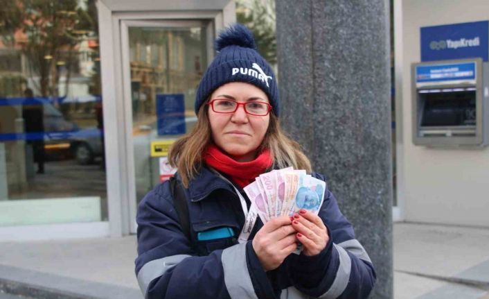 Temizlik işçisinden örnek davranış