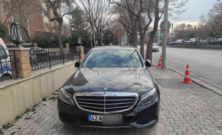 Tırın önünde zikzak çizen otomobil sürücüsü kamerada