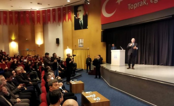 Trafik canavarı ile 43 yıldır mücadele eden Prof. Dr. Ilıcalı’ya ’trafik amca’ unvanı verildi