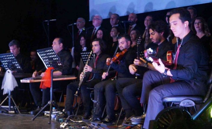 Türk Sanat Müziği korosu, dinleyenlerden tam not aldı