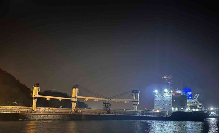 Ukrayna’dan İstanbul’a seyir halinde olan 142 metre boyundaki bir dökme yük gemisi Beykoz Umuryeri’nde karaya oturdu. Boğaz trafiği geçici olarak askıya alındı.