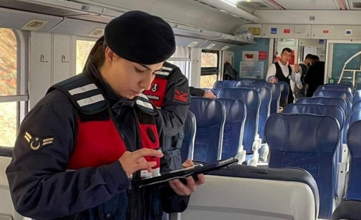 Uşak jandarması 2 hırsızlık şüphelisini trende yakaladı