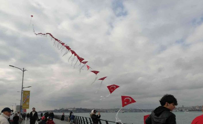 Üsküdar’da "225 metrelik Türk bayraklı uçurtma treni" gökyüzünü süsledi