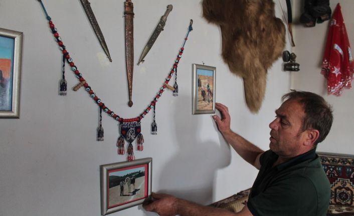 Usta ciritçi eski at koşum takımlarına ve ata yadigarı antika eşyalara gözü gibi bakıyor