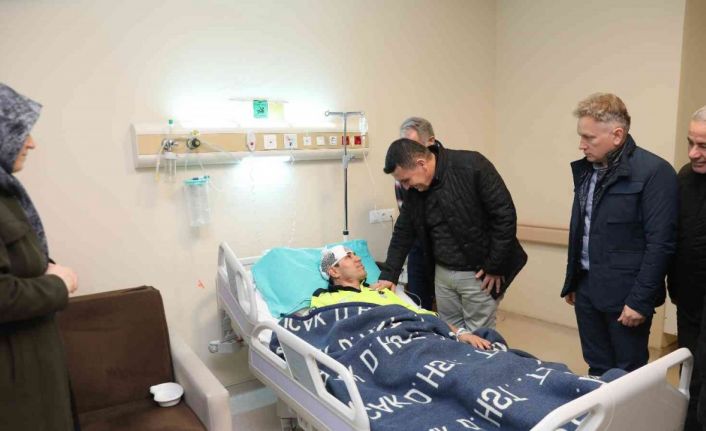 Vali Arslantaş, aracın çarpması sonucu yaralanan polis memurunu hastanede ziyaret etti
