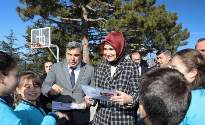 Vali Yiğitbaşı öğrencilerin karne sevincine ortak oldu