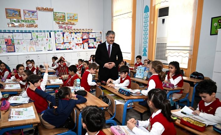 Vali Yılmaz, kendisine mektup yazan öğrencileri ziyaret etti