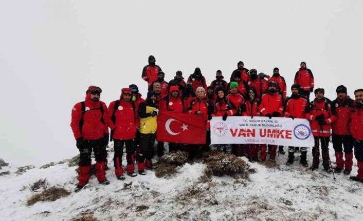 Van’da 36 UMKE gönüllüsü Gören Dağı’na tırmandı