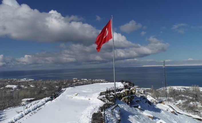 Van’da kar yağışı kartpostallık görüntüler oluşturdu